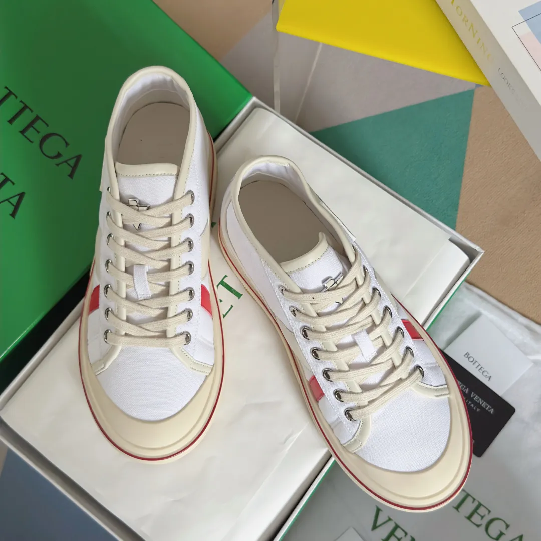 Top version: Couple model 580💰 Bottega Veneta Bottega Veneta BV’s latest Eliot series retro basketball shoes casual sports canvas shoes Bottega Veneta 2025 spring and summer show new shoes Eliot is on the market. Inspired by retro basketball sneakers, the color combination highlights youthful vitality and perfectly interprets the theme of youth and childlike innocence. The details are also very particular. The summer canvas brings excellent durability and comfort. Designs such as calfskin trim, rubber toe caps and hand-painted retro red lines are full of retro feel. The round toe and convex sole add a modern feel. Exquisite packaging at the delivery counter🛍📦 ▪️Fabrics: Original customized high-density canvas + cowhide ▪️Inner lining: Original customized breathable canvas ▪️Sole: Original open-molded anti-slip TPU material ▪️Sole thickness: 3CM ▪️Size: Women’s 35-41 / [Men’s 39-45 pre-sale]